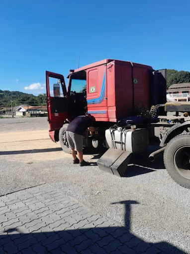 Equipe profissional da Baterias São Chico especializada em baterias automotivas