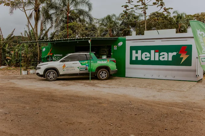 Técnico especializado instalando bateria automotiva Moura em São Francisco do Sul SC